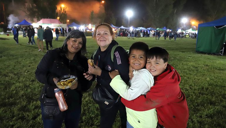 La gente en la previa a los shows en la chacra municipal de Centenario. La gente en la previa a los shows en la chacra municipal de Centenario.
