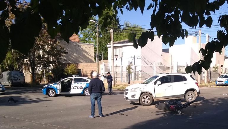 Un herido por un choque entre una camioneta y una moto