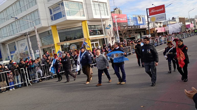 Orgullo celeste y blanco: así se vivió el desfile por el 9 de julio en las calles de Neuquén 