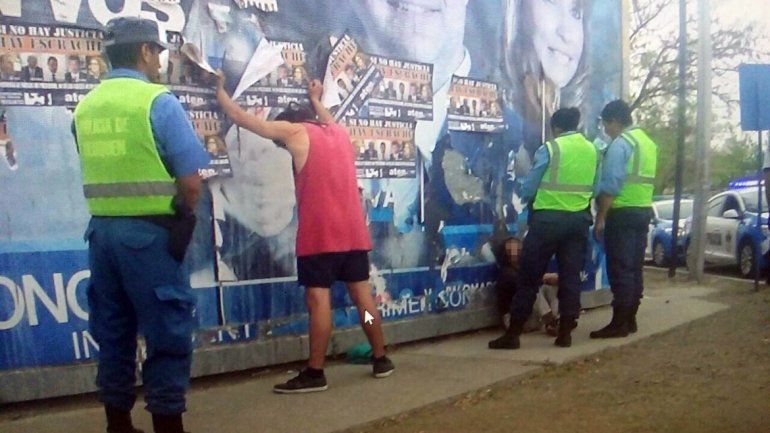 El joven de musculosa fue quien descubrió a las chicas caminando y la Policía lo detuvo provisoriamente.
