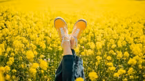 Las zapatillas se van a usar de este color: el look trendy para la primavera-verano, ¿cómo combinarlas? Las zapatillas se van a usar de este color: el look trendy para la primavera-verano, ¿cómo combinarlas?