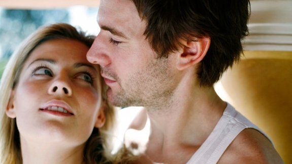 Las mujeres se sienten más tranquilas al exponerse al olor de su pareja masculina y se notó un aumento de cortisol (hormona que genera el estrés) cuando sentían el olor de un extraño.