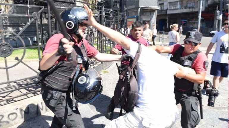 Golpearon y arrestaron a periodistas y fotógrafos durante una protesta en Congreso