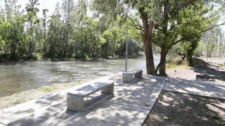 El paseo costero aún no se termina y ya se quieren bañar