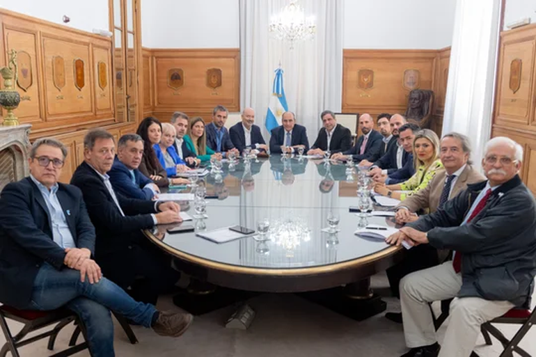 La reunión del Gobierno con diputados afines. La reunión del Gobierno con diputados afines.