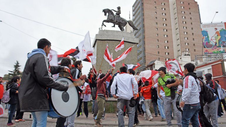 Los hinchas neuquinos se sumaron y se juntaron en el Monumento.