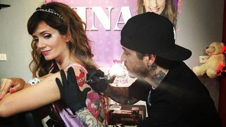 El tattoo de Nina y Fabi Cantilo para el final de la ficción de Telefe.