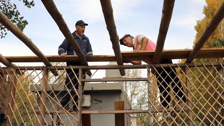 Lograr la casa propia de construcción natural es uno de los objetivos del taller de bioconstrucción en Centenario.