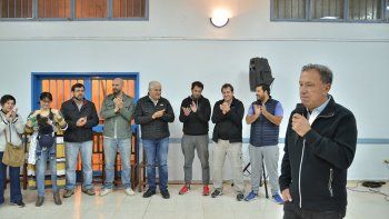 Carlos Ciapponi, presidente de CALF, agradeció el trabajo para el triunfo, mientras al fondo aplaudía el petrolero y senador nacional Guillermo Pereyra.