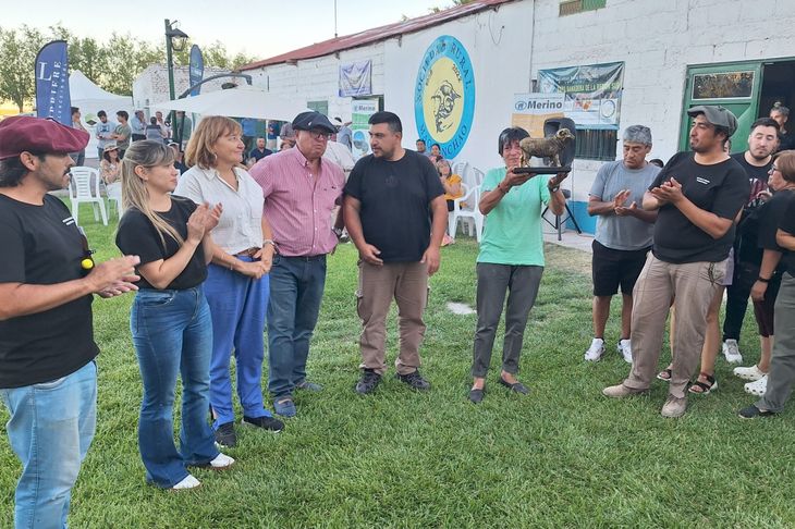Homenaje al productor, cabalero y dirigente Jorge Antonio Lefiu. Su familia presentó reproductores a pesar de su reciente fallecimiento. Homenaje al productor, cabalero y dirigente Jorge Antonio Lefiu. Su familia presentó reproductores a pesar de su reciente fallecimiento.
