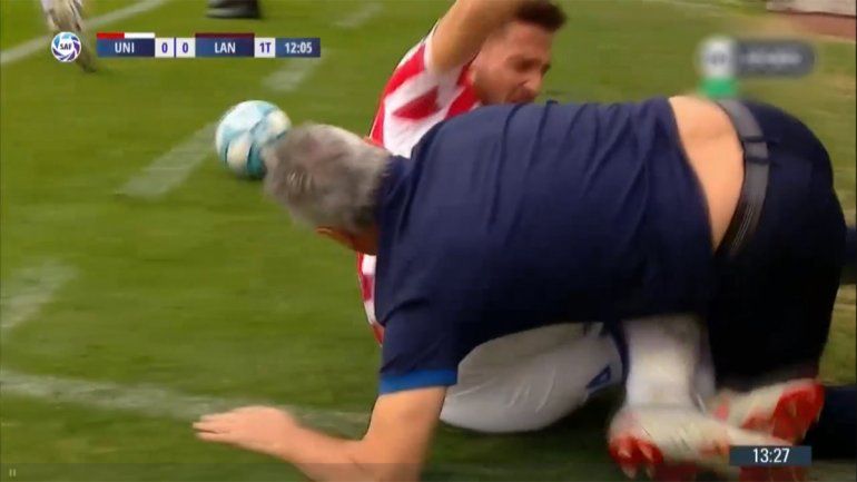 El blooper del año: jugador de Unión se llevó puesto a su DT, que cayó feo