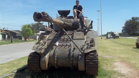 El intruso se metió en un tanque y desde ahí buscó defenderse.