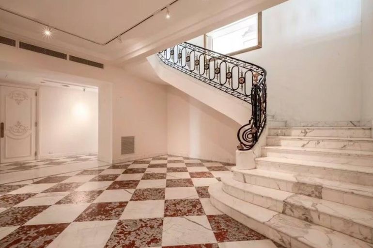 El piso y las escaleras de marmol de la lujosa vivienda. El piso y las escaleras de marmol de la lujosa vivienda.