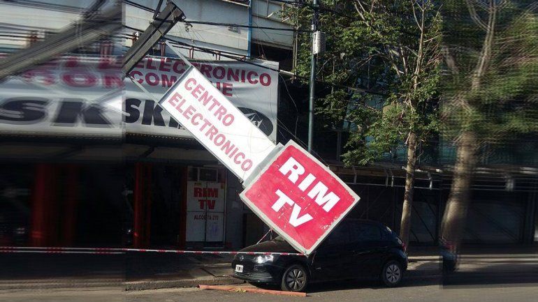 El viento tiró un cartel arriba de un auto en el Bajo neuquino