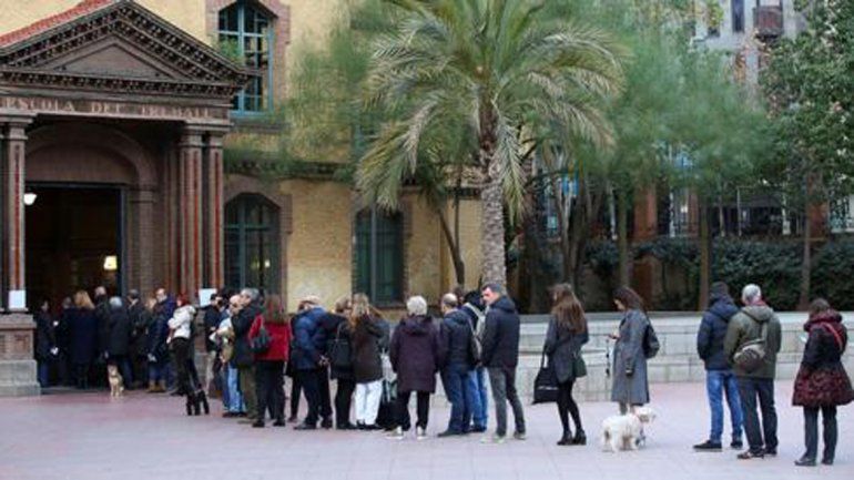 Largas filas para votar en Cataluña.