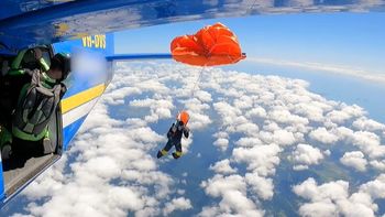 El deportista enganchó la manija de su paracaídas de reserva con un alerón del avión y el equipo se activó involuntariamente. El deportista enganchó la manija de su paracaídas de reserva con un alerón del avión y el equipo se activó involuntariamente.