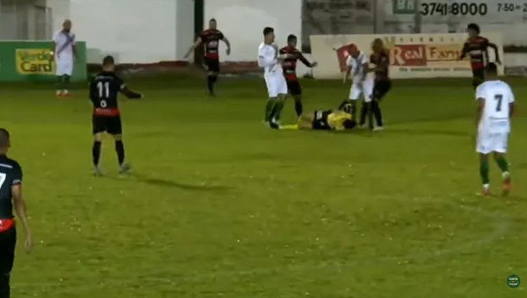 Video: criminal patada de un futbolista a un árbitro en el ascenso de Brasil