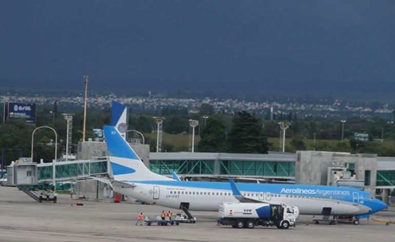 Un avión de Aerolíneas Argentinas en el aeropuerto internacional de Córdoba. Un avión de Aerolíneas Argentinas en el aeropuerto internacional de Córdoba. 