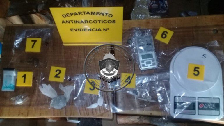 Tres demorados tras allanamientos en Plottier