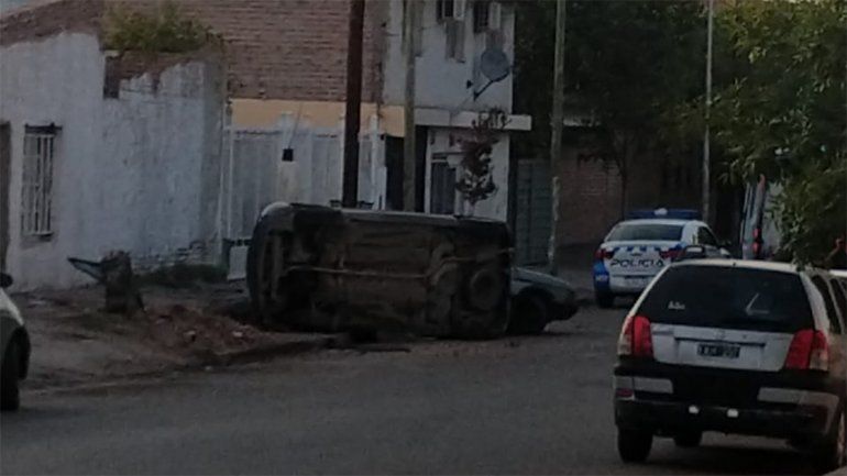 Perdió el control de su auto, chocó contra un 147 estacionado y volcó