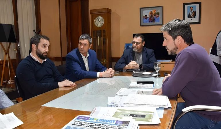 Autoridades municipales de Trelew y de la provincia de Chubut se reunieron por la obra de la "doble trocha". Autoridades municipales de Trelew y de la provincia de Chubut se reunieron por la obra de la "doble trocha".