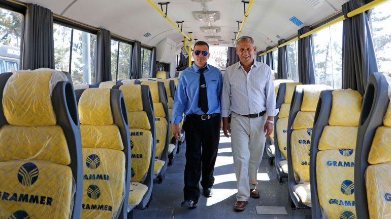 El intendente Quiroga anunció el decreto para Pehuenche durante la presentación de nuevas unidades.