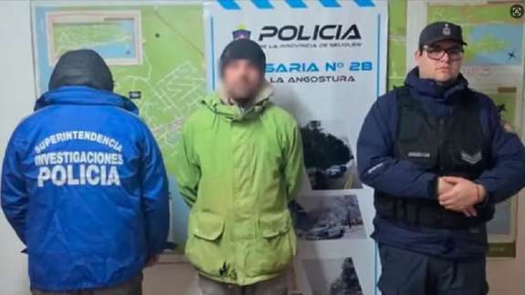 El hombre de 33 años quedó detenido en una dependencia policial de Villa La Angostura.&nbsp;