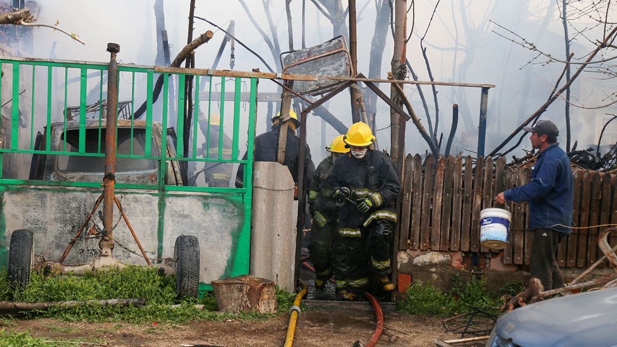 Qué se sabe del herido grave y otros detalles del incendio fatal en barrio Don Bosco II