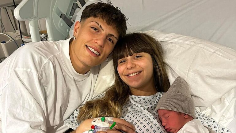 Alejandro Garnacho junto a Eva García y su hijo Enzo.