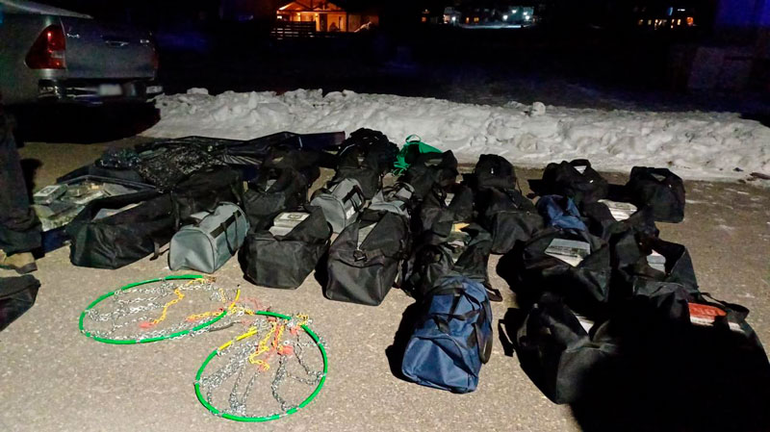 Bolsos plagadas de droga y otra parte que estaba envainada en al Sprinter. Bolsos plagadas de droga y otra parte que estaba envainada en al Sprinter.