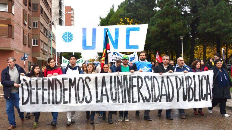 Estudiantes y docentes marcharon en defensa de la universidad pública