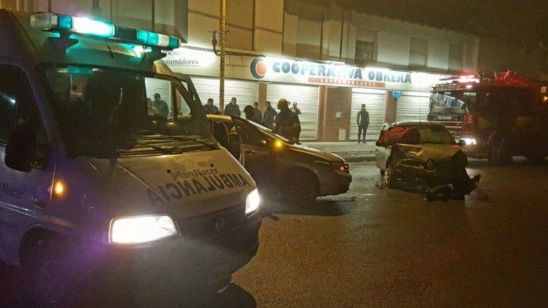 Fuerte impacto entre dos autos en la zona del bajo