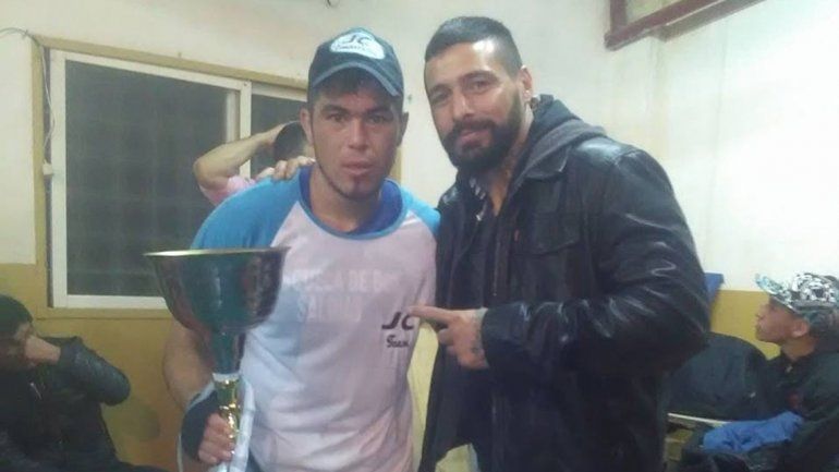 De un campeón a otro. Matthysse le entregó la copa a Mario Fernández.