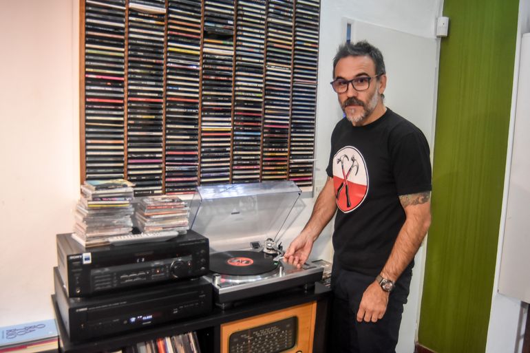 El Director de Atención Primaria de la Salud de la provincia Matías Neira junto a sus discos y cds, una pasión que comparte con la medicina. 