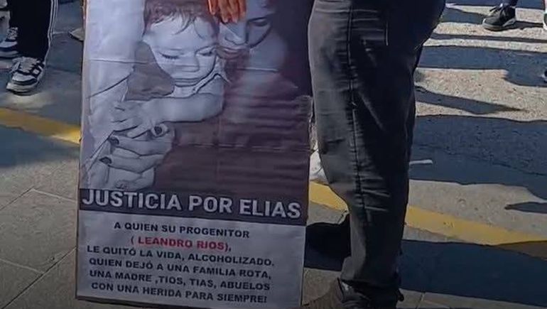Marcha por Elías, el bebé que murió en un accidente en Puerto Madryn. Marcha por Elías, el bebé que murió en un accidente en Puerto Madryn.
