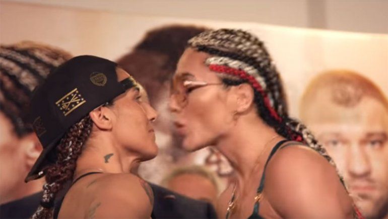 Una boxeadora besó a otra en el pesaje y se agarraron a trompadas