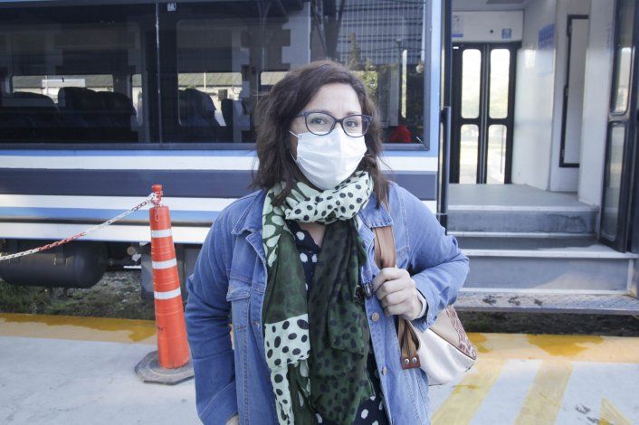 Carolina, empleada pública, la primera que se bajó el tren de Plottier a Neuquén.