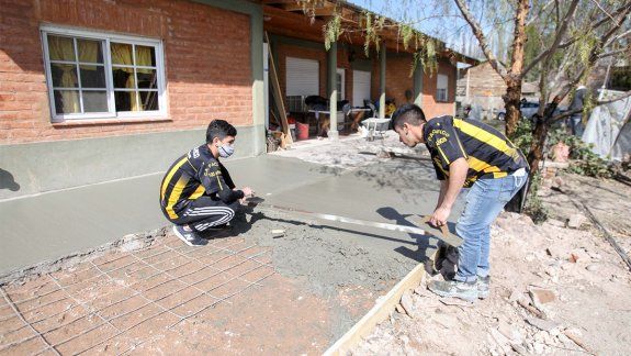 ¡Obra de bien! Primos cracks de Pacífico ayudan a sus padres albañiles