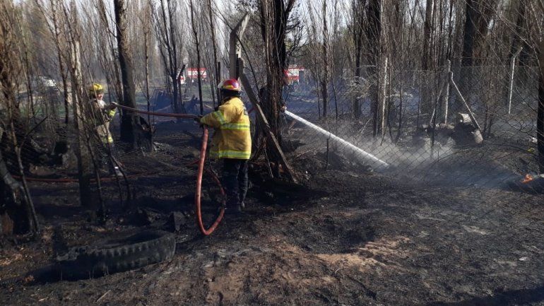 Evacuaron un jardín en Plottier por un incendio de pastizales