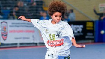 con 8 anos, es un genio en el futbol y ya firmo su primer contrato con una famosa marca con 8 anos, es un genio en el futbol y ya firmo su primer contrato con una famosa marca