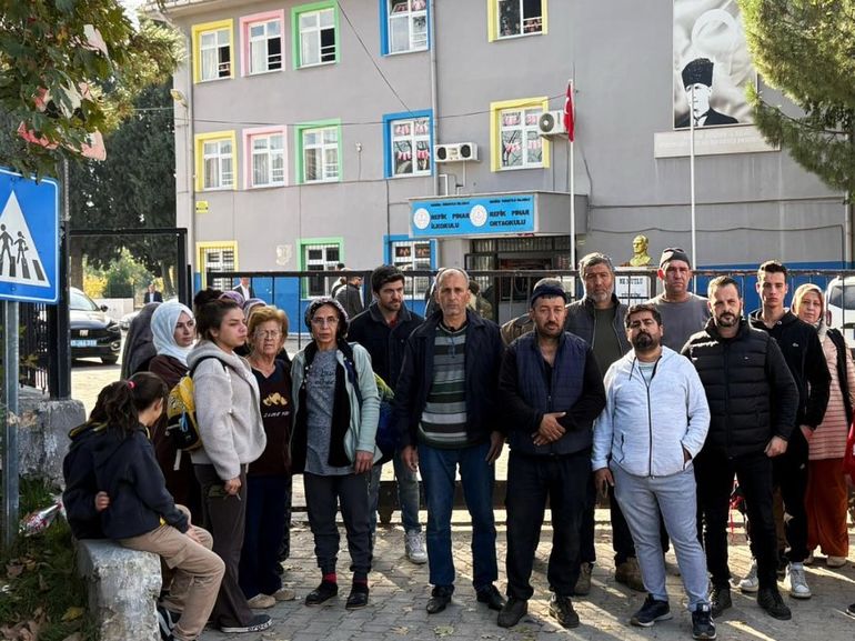 El padre del niño agredido, en el patio de la escuela junto a otros padres: resolvieron no mandar a sus hijos a la escuela hasta el final del curso. El padre del niño agredido, en el patio de la escuela junto a otros padres: resolvieron no mandar a sus hijos a la escuela hasta el final del curso.