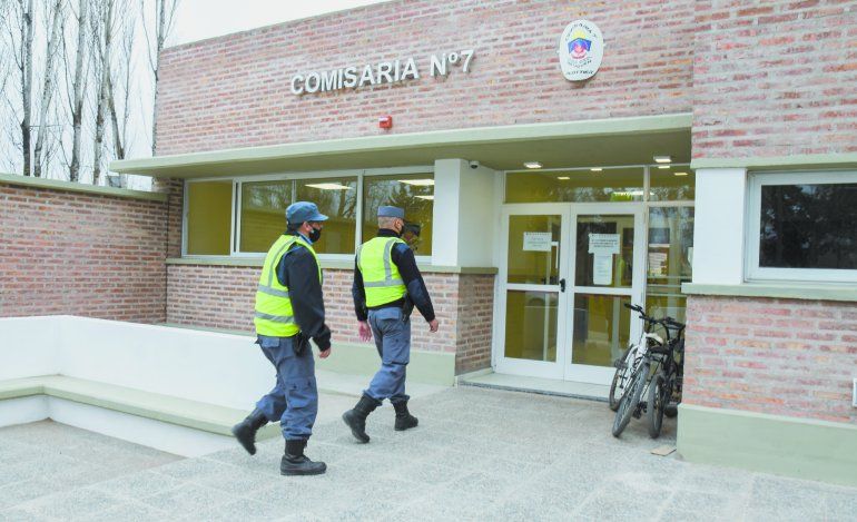 La Policía de Plottier estuvo trabajando en el transcurso de toda la tarde para confirmar las circunstancias de la muerte del hombre.