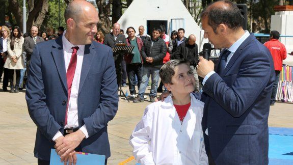 El gobernador Gutiérrez y el intendente Cimolai, ayer durante los festejos.
