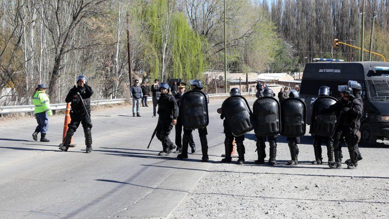Tras el caos, desalojaron los cortes de rutas de la UOCRA