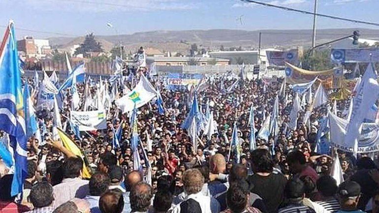 Multitudinaria asamblea en Comodoro Rivadavia. Los trabajadores permanecen movilizados y no cesan el reclamo.