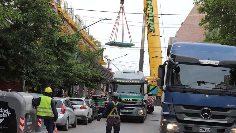 Una grua complicó el tránsito matutino de la calle Belgrano en Neuquén / Foto