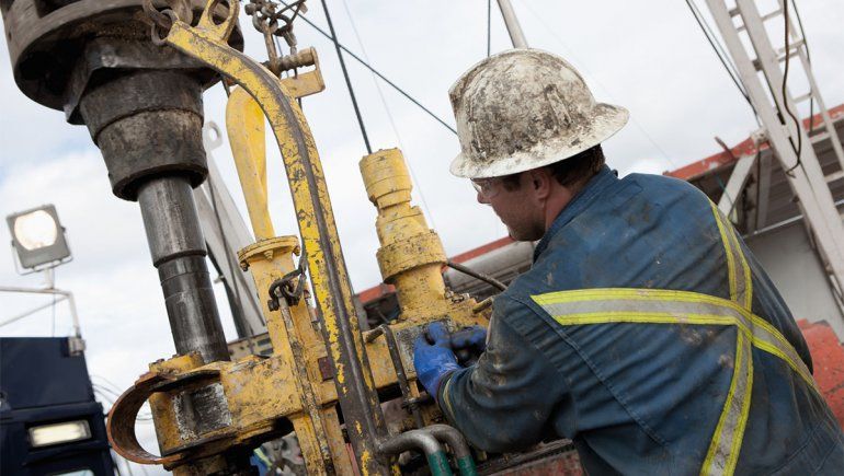 Salarios: la brecha petrolera con la media del trabajo creció