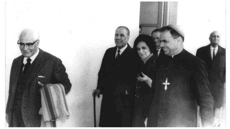 El obispo de Neuquén Jaime De Nevares fue una de las personas que recibió a Jorge Luis Borges en el aeropuerto.