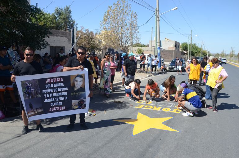 Con mucho dolor, pintaron una estrella amarilla para Jorge Flores