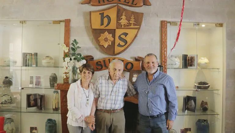 Jannet, junto a su papá Rubén y su hermano Omar, en el Hotel Suizo.